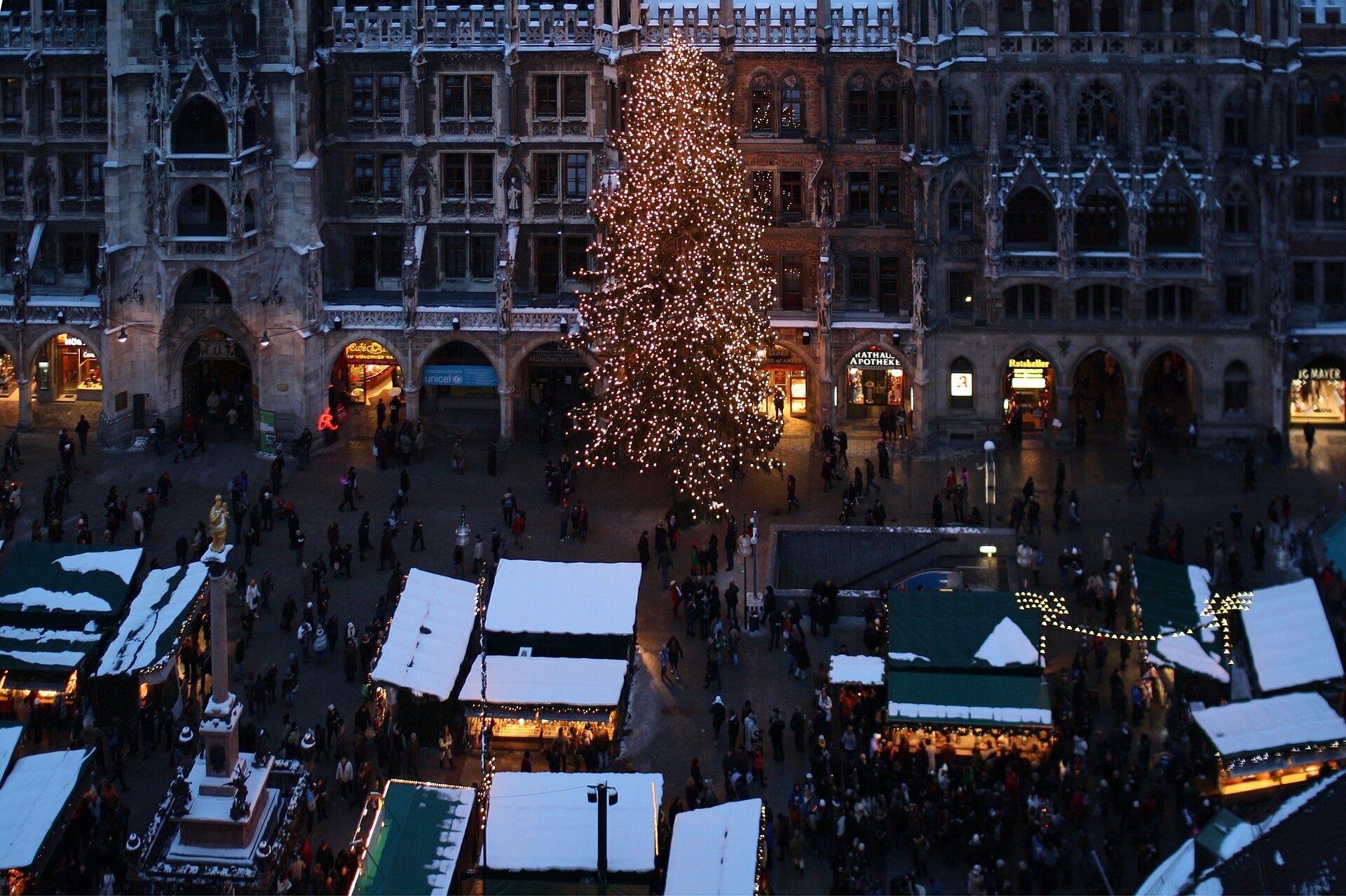 Mercados de Navidad de Múnich 2026: fechas, mercados y P+R 1 Mercado de Navidad en Marienplatz con árbol iluminado frente al ayuntamiento