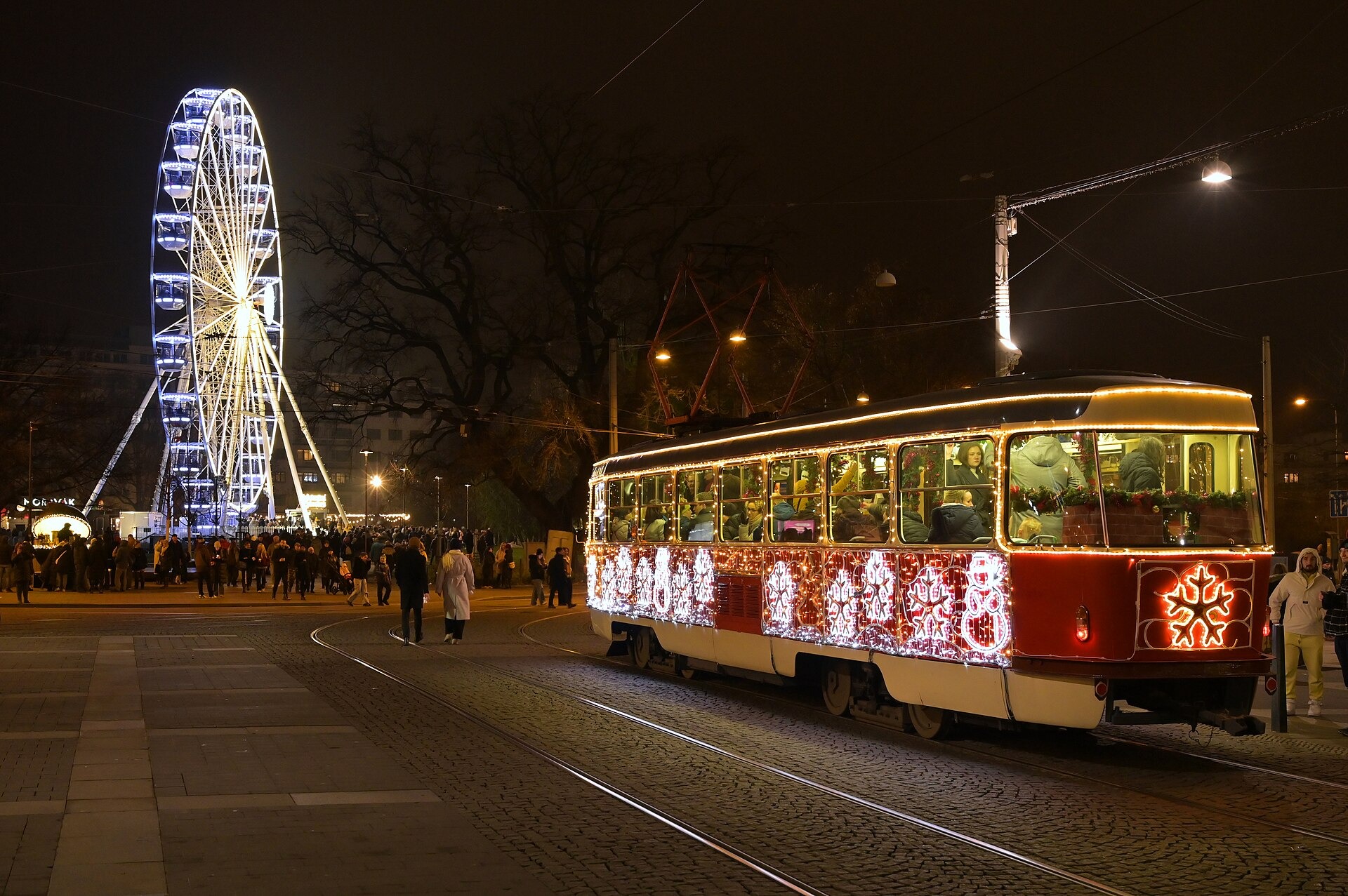 Weihnachtsmärkte in Mähren 2026: 13 schönste Orte 5 Weihnachtsstraßenbahn und Riesenrad in Brünn
