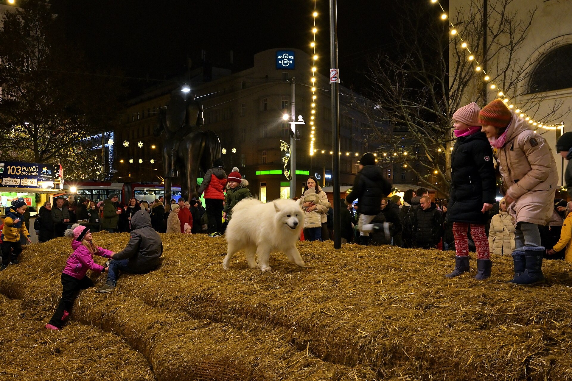 Weihnachtsmärkte in Mähren 2026: 13 schönste Orte 7 Besucher des Weihnachtsmarktes in Brünn
