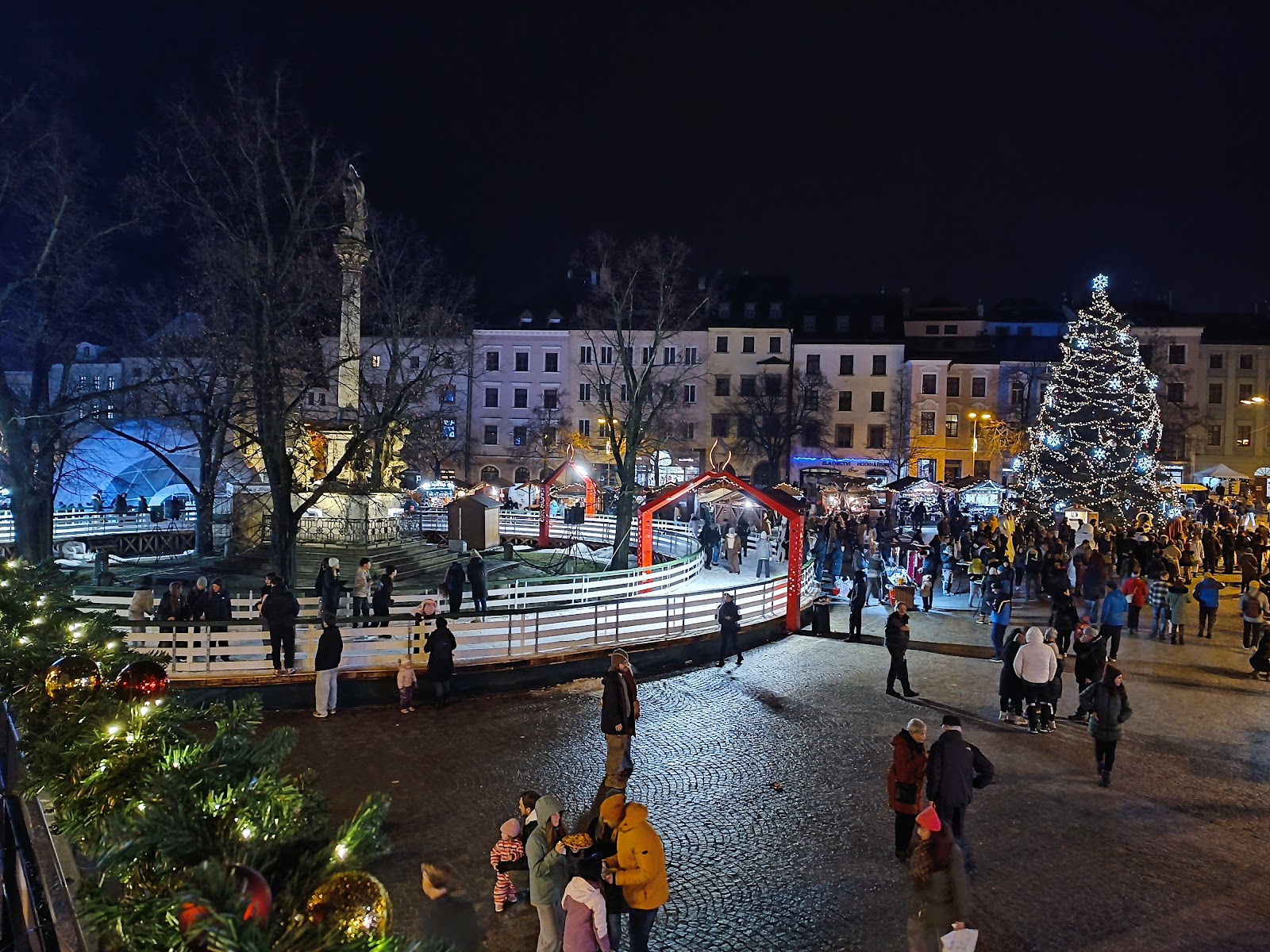 Weihnachtsmärkte in Mähren 2026: 13 schönste Orte 19 Weihnachtsmarkt und Eisbahn auf dem Masaryk-Platz in Jihlava