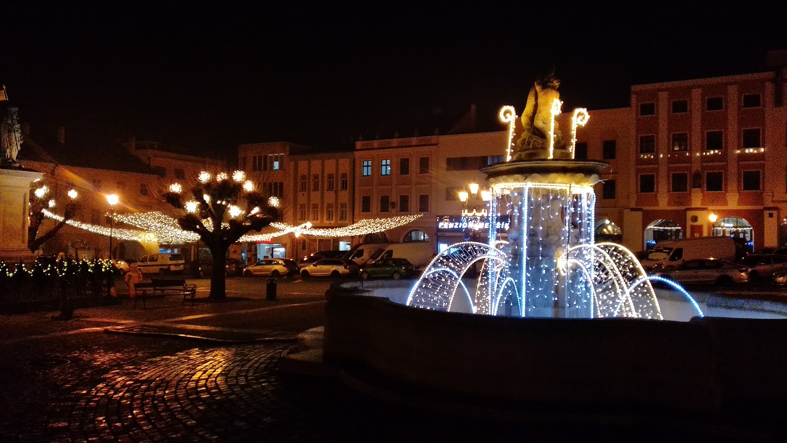 Weihnachtsmärkte in Mähren 2026: 13 schönste Orte 10 Großer Platz in Kroměříž mit Weihnachtsbeleuchtung