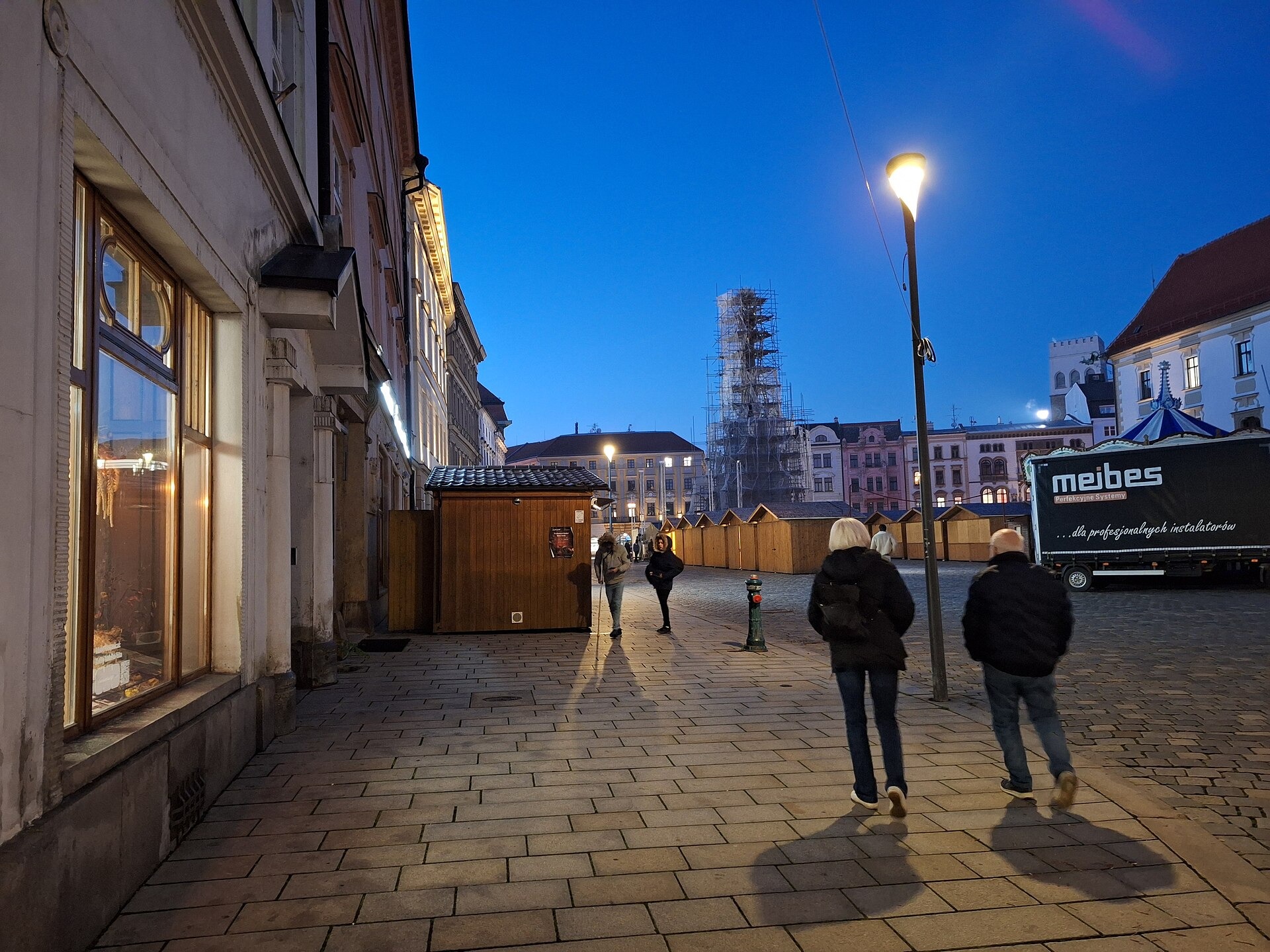 Weihnachtsmärkte in Mähren 2026: 13 schönste Orte 6 Adventsgasse in Olmütz mit Rathausturm