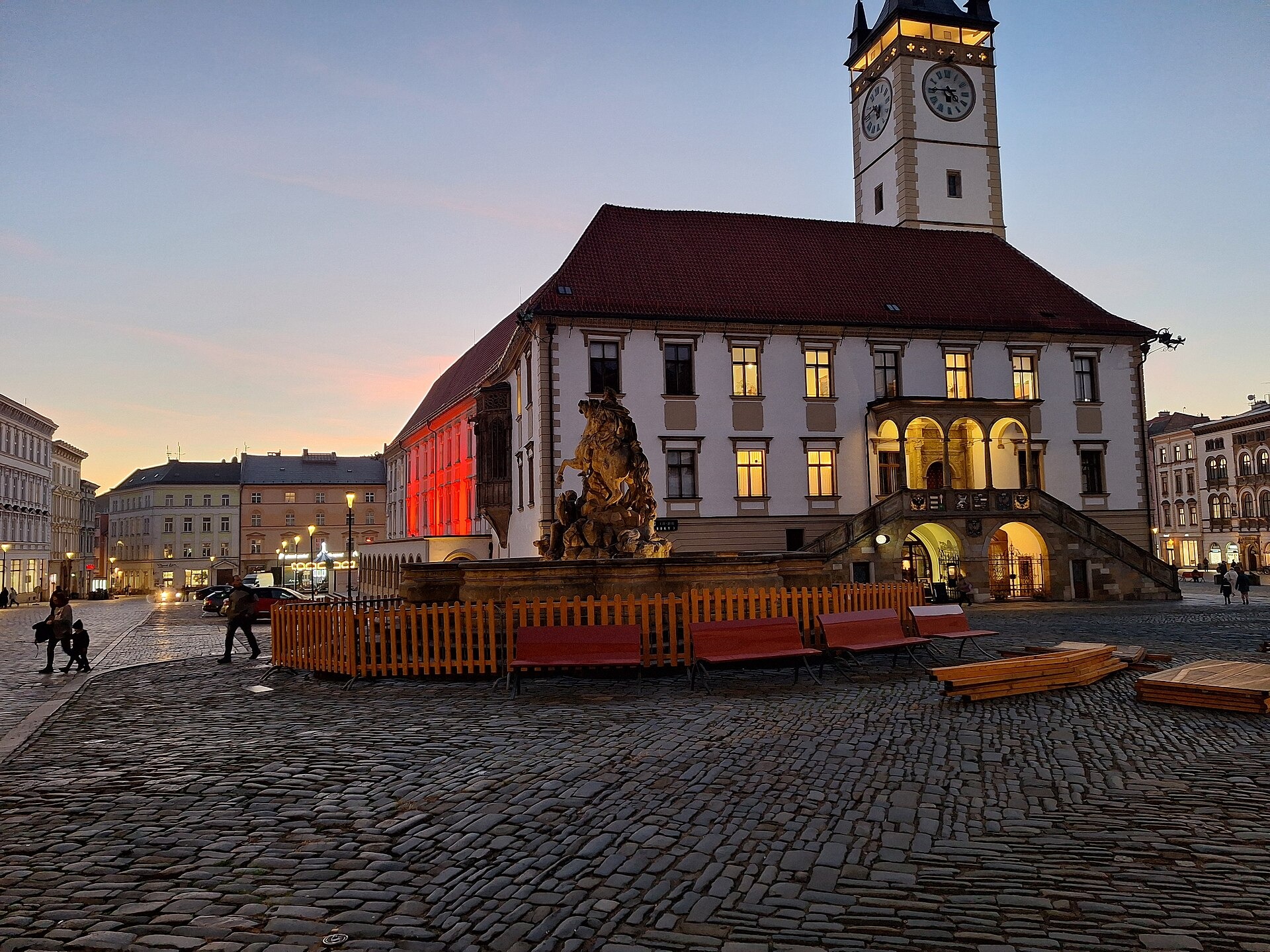 Weihnachtsmärkte in Mähren 2026: 13 schönste Orte 3 Olmützer Rathaus in der Adventsdämmerung