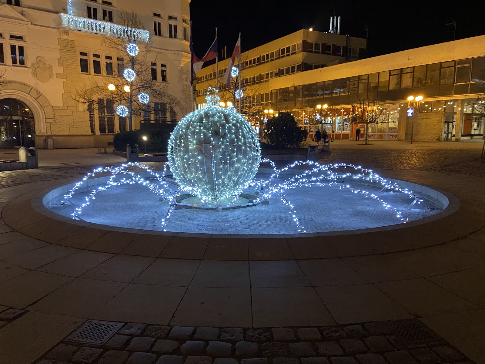 Weihnachtsmärkte in Mähren 2026: 13 schönste Orte 9 Leuchtende Weihnachtskugel auf dem Platz in Opava
