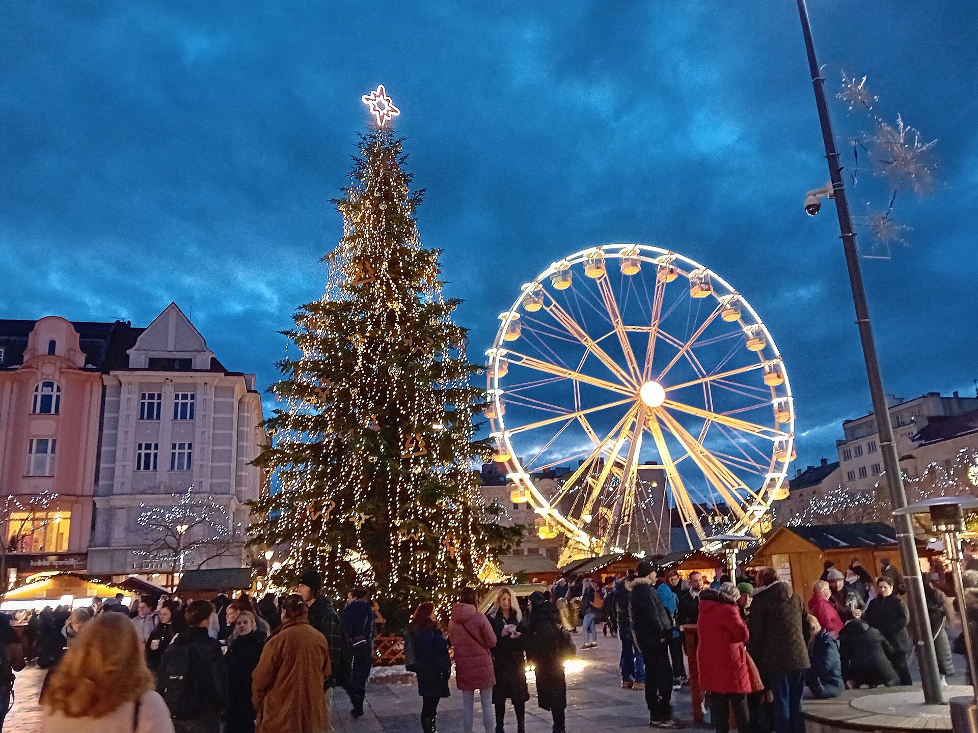 Weihnachtsmärkte in Mähren 2026: 13 schönste Orte 1 Weihnachtsbaum und Riesenrad auf dem Masaryk-Platz in Ostrava
