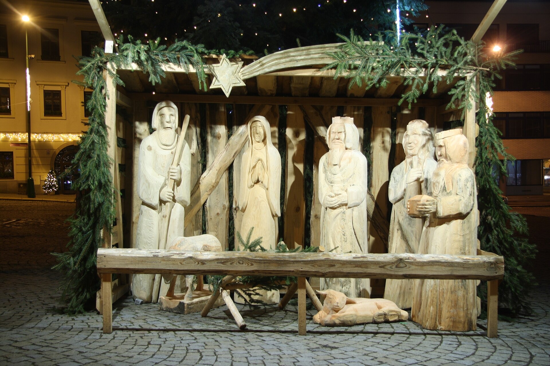 Weihnachtsmärkte in Mähren 2026: 13 schönste Orte 18 Hölzerne Krippe auf dem Karlsplatz in Třebíč