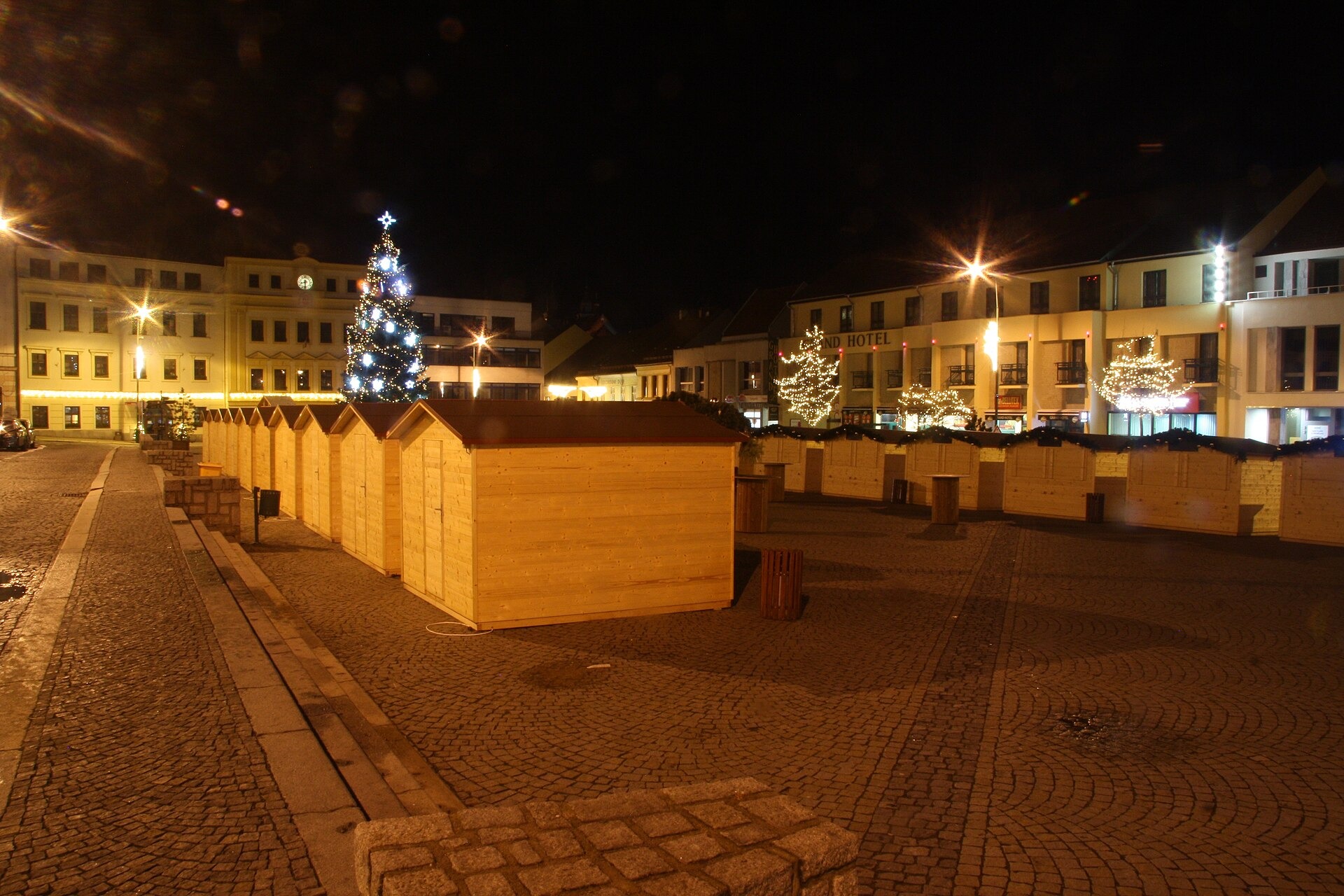 Weihnachtsmärkte in Mähren 2026: 13 schönste Orte 20 Karlsplatz in Třebíč mit Weihnachtsständen am Abend