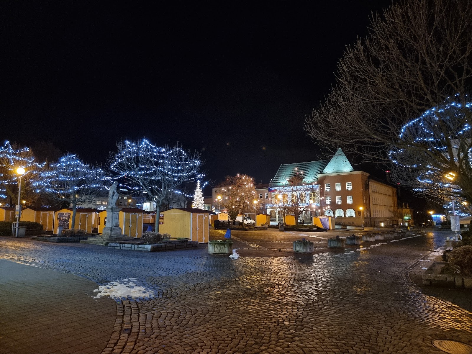 Weihnachtsmärkte in Mähren 2026: 13 schönste Orte 21 Weihnachtsbeleuchtung in Zlín am Abend