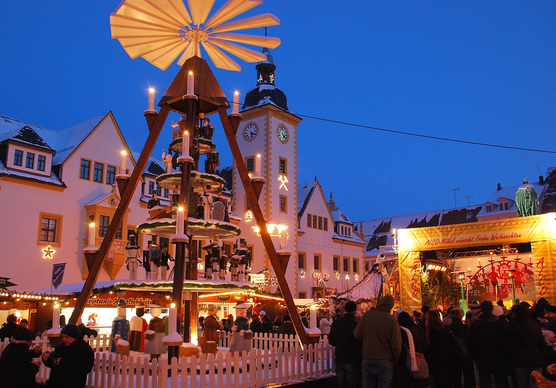 Weihnachtsmärkte in Deutschland an der Grenze 2026: von Pirna bis Passau 16 Weihnachtspyramide auf dem Christmarkt in Freiberg