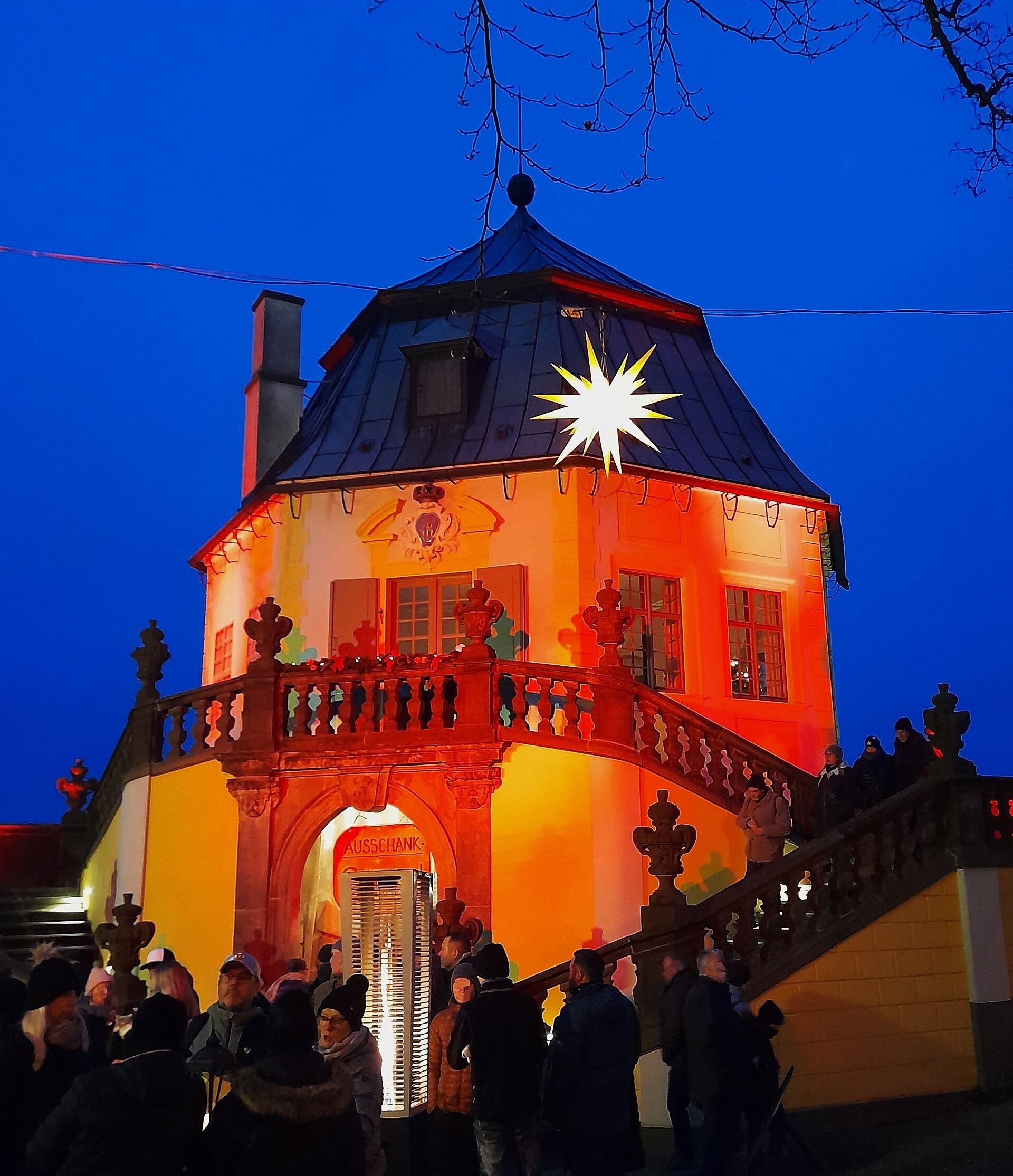Weihnachtsmärkte in Deutschland an der Grenze 2026: von Pirna bis Passau 7 Beleuchteter Pavillon auf der Festung Königstein im Advent