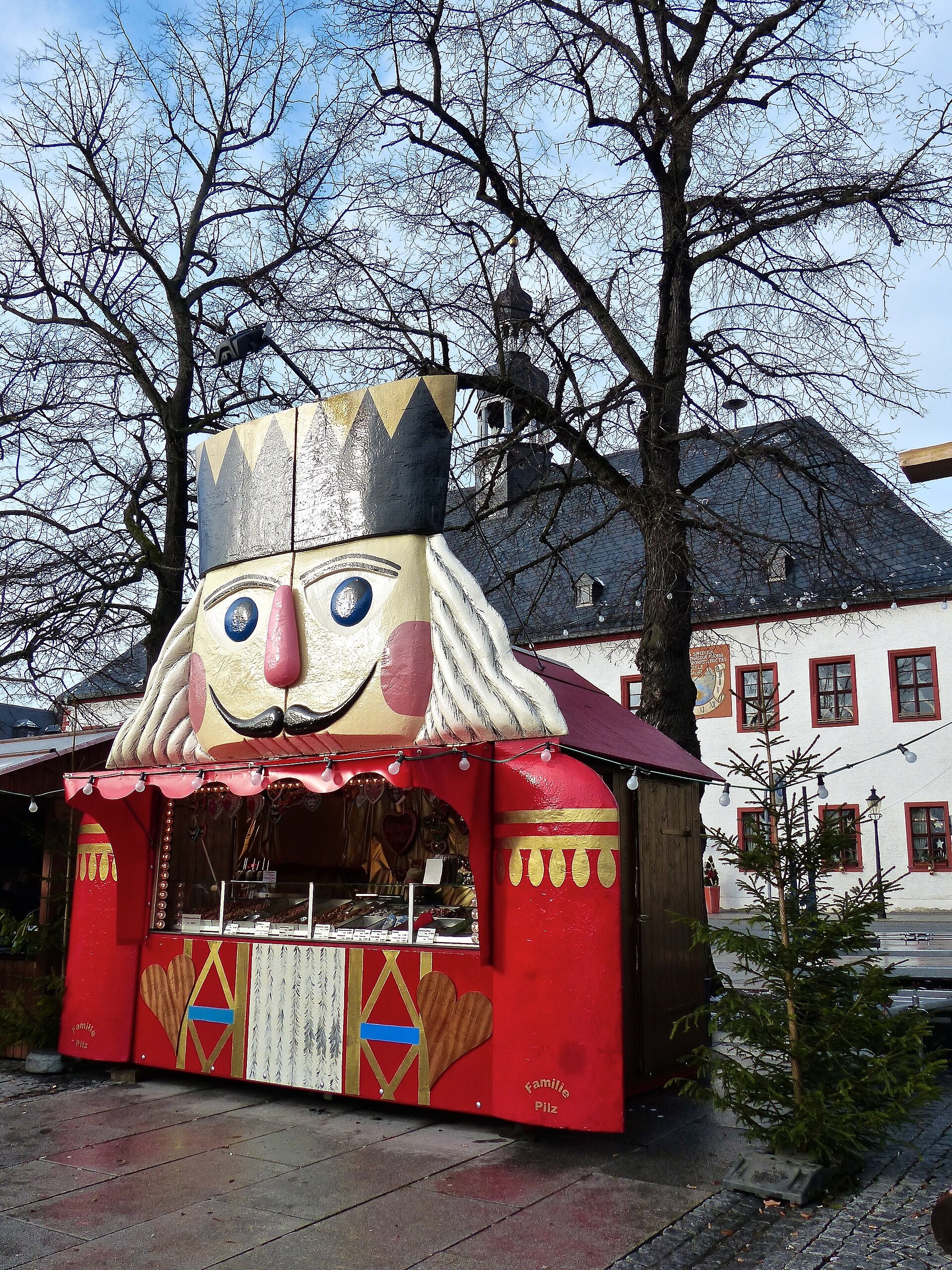 Weihnachtsmärkte in Deutschland an der Grenze 2026: von Pirna bis Passau 14 Stand in Form eines Nussknackers auf dem Markt in Marienberg