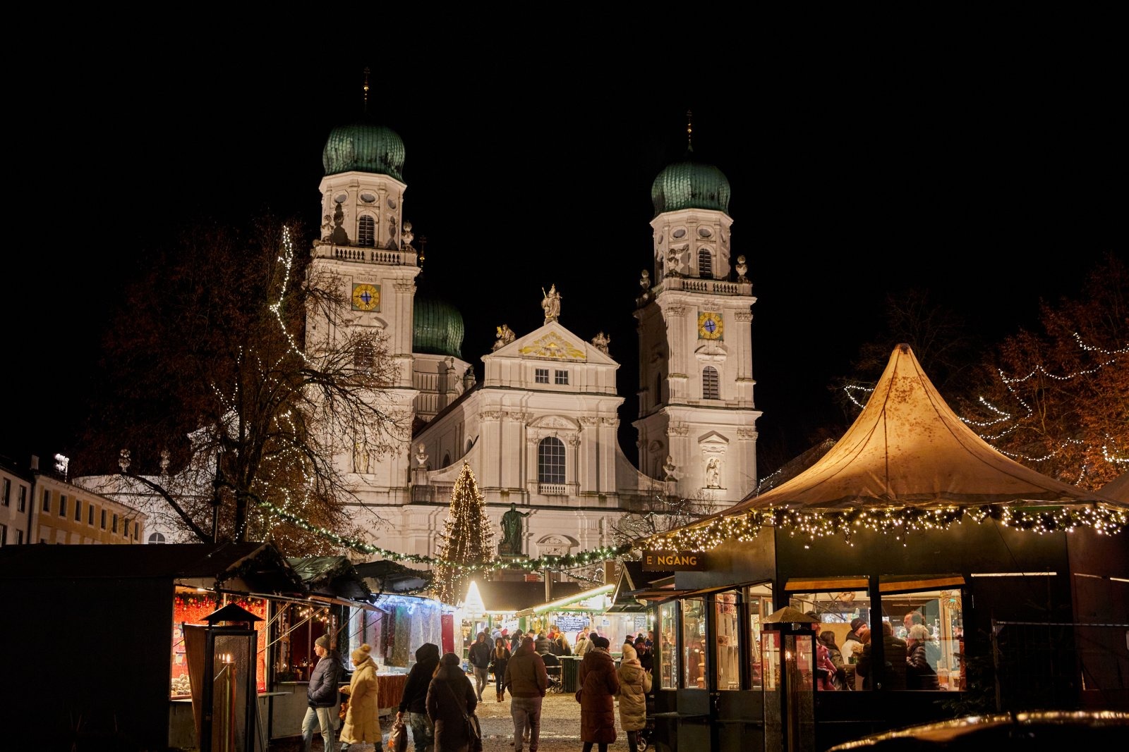 Weihnachtsmärkte in Deutschland an der Grenze 2026: von Pirna bis Passau 19 Christkindlmarkt vor dem Dom in Passau