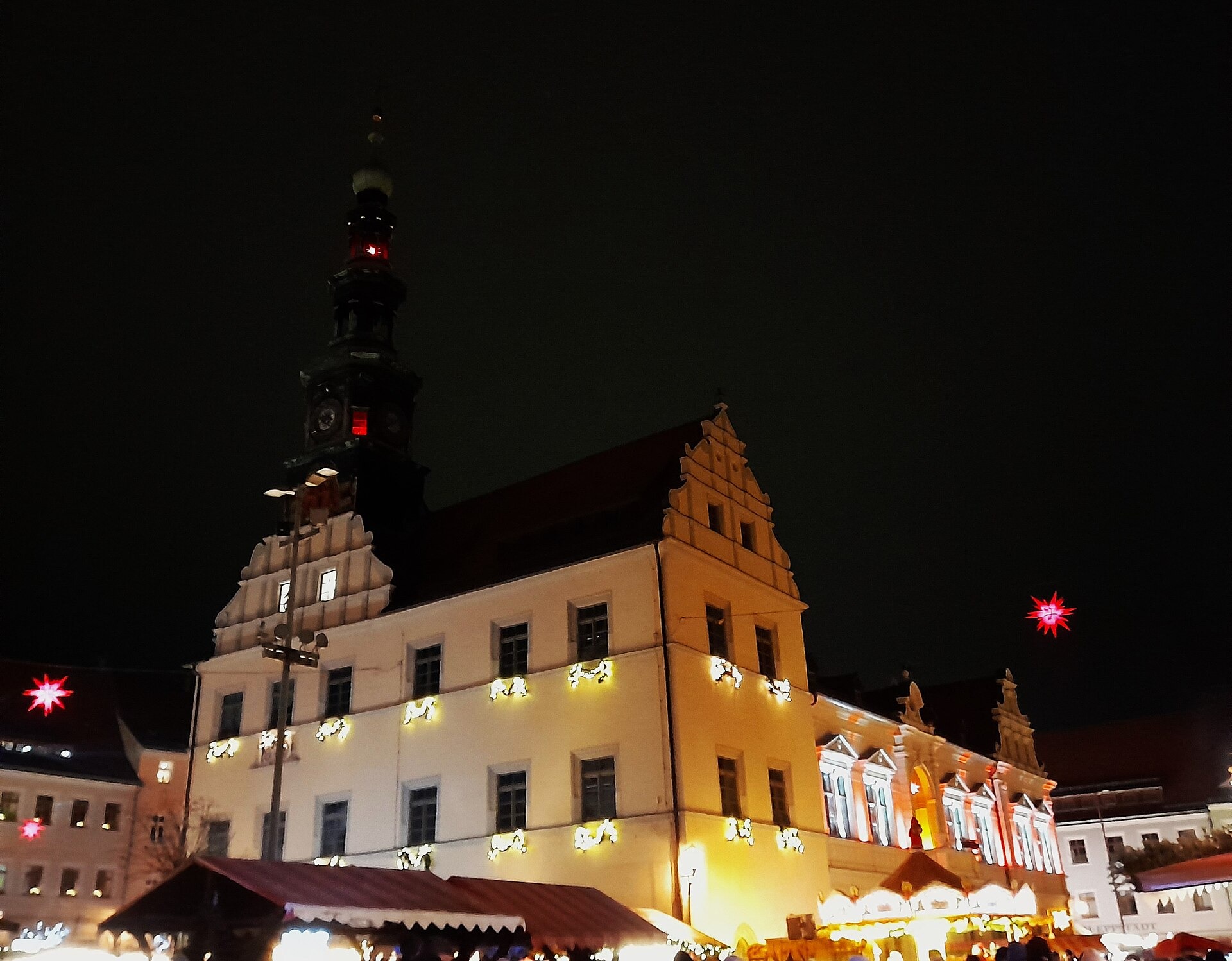 Weihnachtsmärkte in Deutschland an der Grenze 2026: von Pirna bis Passau 5 Rathaus in Pirna bei Nacht während des Canalettomarkts