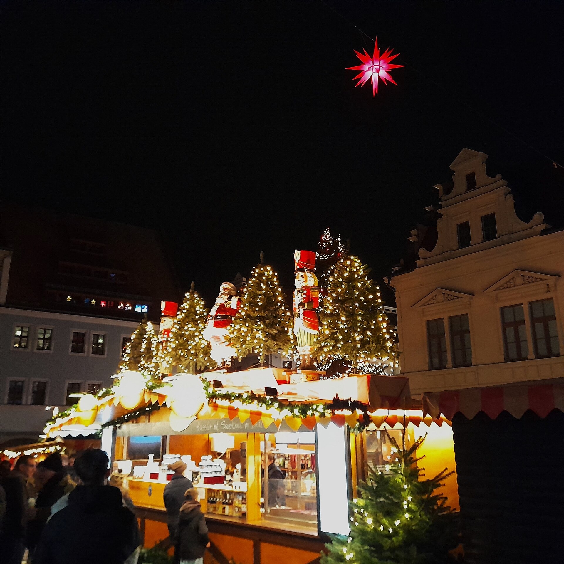 Weihnachtsmärkte in Deutschland an der Grenze 2026: von Pirna bis Passau 4 Beleuchteter Stand auf dem Canalettomarkt in Pirna