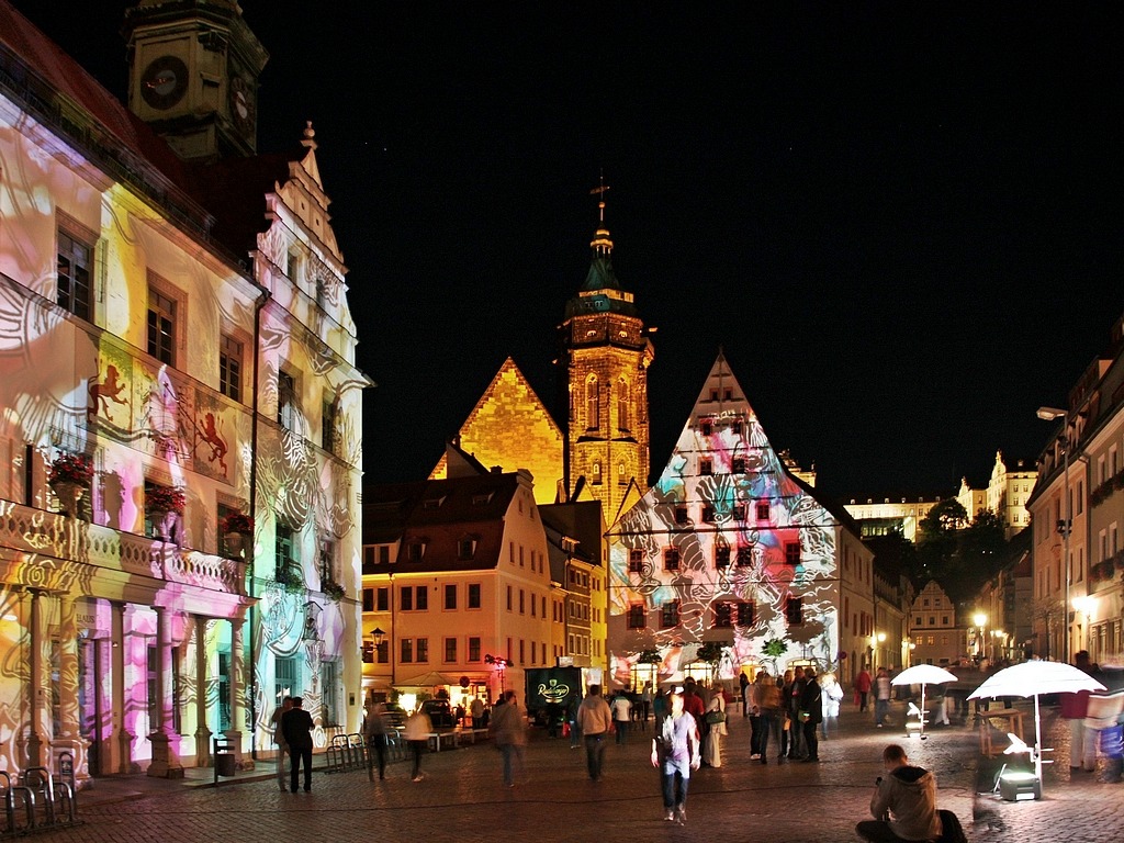Weihnachtsmärkte in Deutschland an der Grenze 2026: von Pirna bis Passau 6 Lichtprojektionen auf den Häusern in Pirna