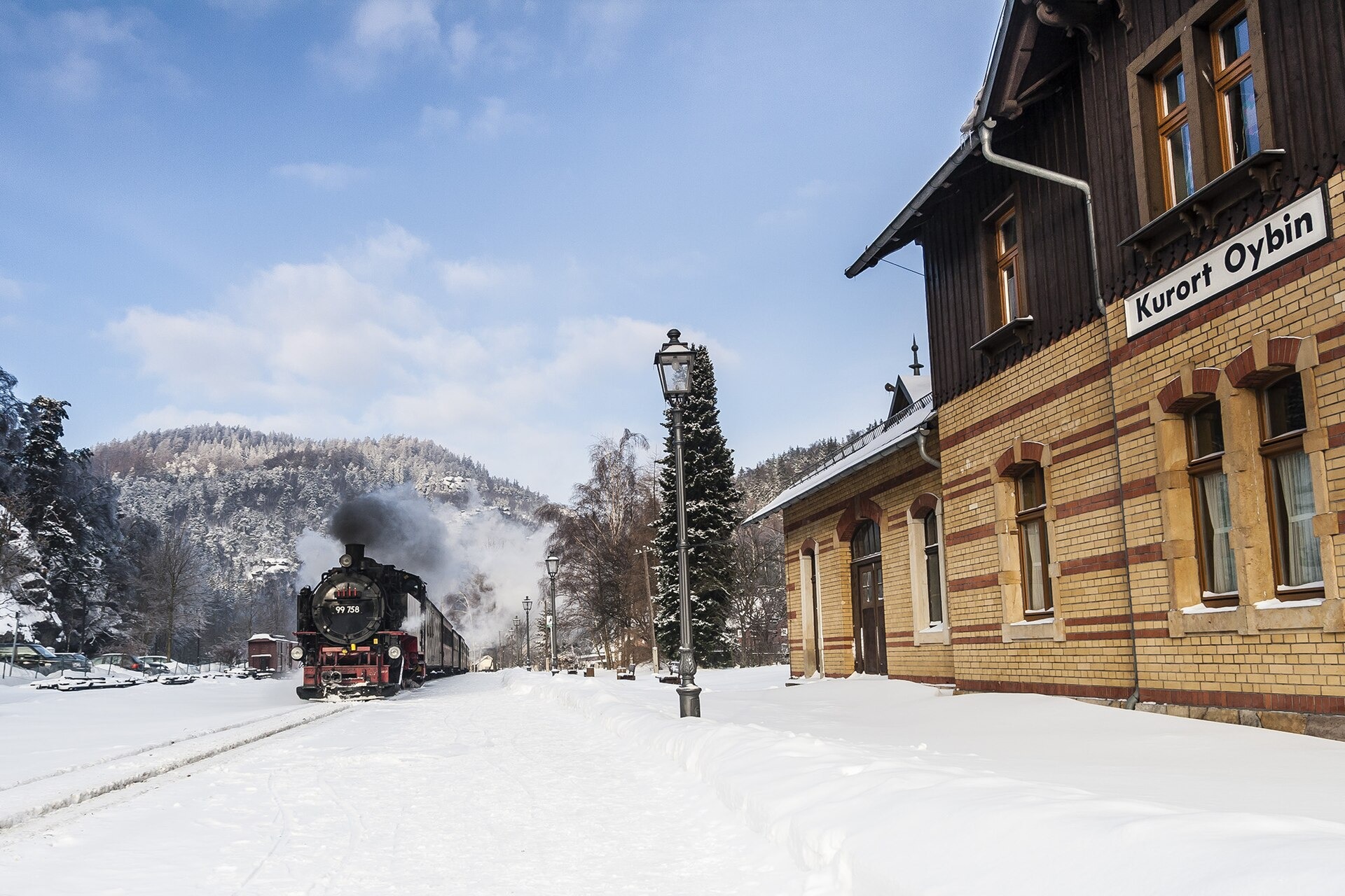 Mercados de Navidad de Zittau 2026: fechas, tren y aparcamiento 6 Estación Kurort Oybin en invierno con locomotora de vapor