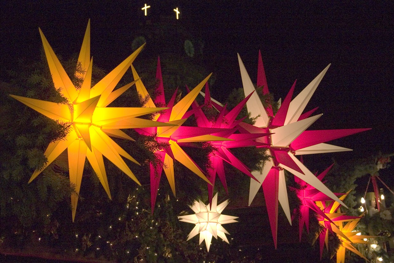 Mercados de Navidad de Zittau 2026: fechas, tren y aparcamiento 11 Estrellas de Herrnhut iluminadas (Herrnhuter Sterne)