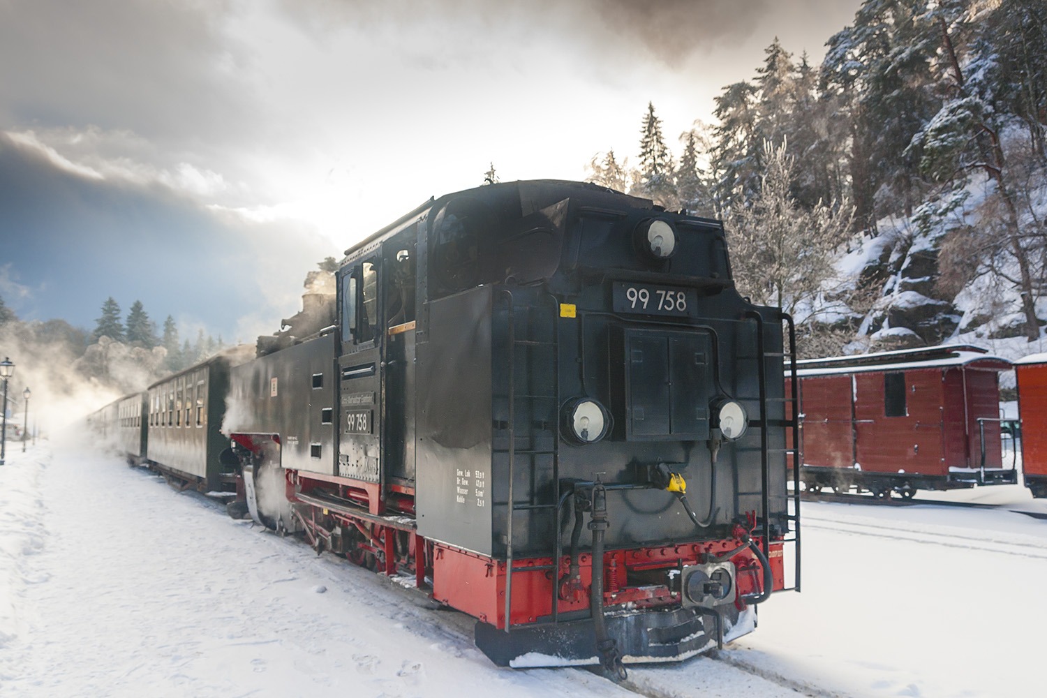 Mercados de Navidad de Zittau 2026: fechas, tren y aparcamiento 8 Tren de vapor del ferrocarril de vía estrecha de Zittau en la nieve